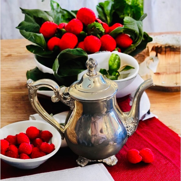 Vintage Wm. Rogers & Son Silverplate Teapot - Picture 4 of 12